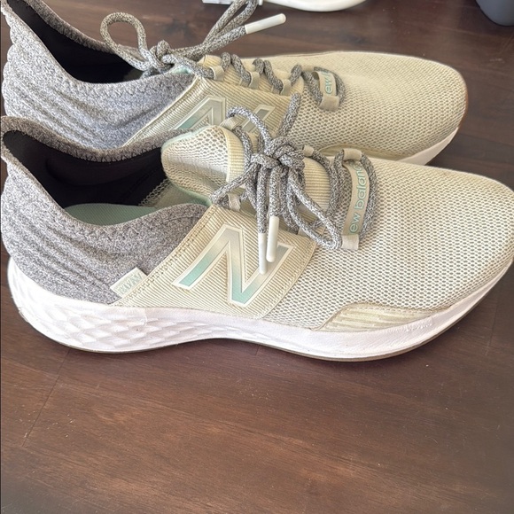 New Balance Gray Sneakers with Seamless Knit Design - Picture 2 of 6